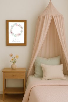 Personalizovaný plakát s květinovým věncem a údaji o narození dítěte v rámu, zavěšený na stěně v dětském pokoji | KIKIKA