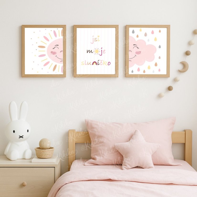 Sada dětských plakátů s motivy slunce, mráčku a duhy v pastelových barvách, zavěšená na stěně nad postýlkou v dětském pokoji. | KIKIKA
