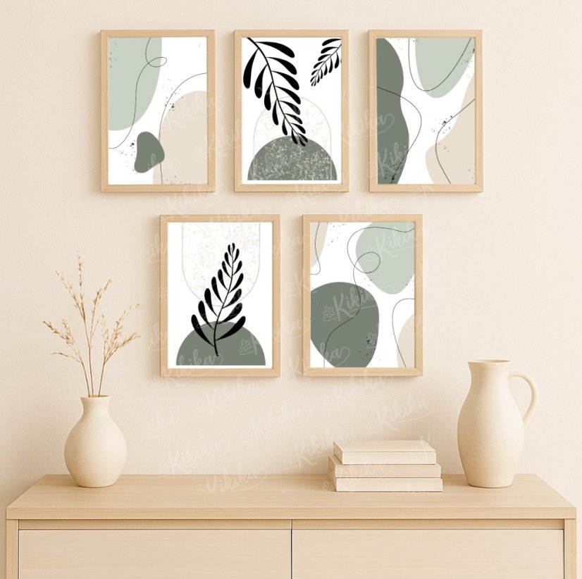 Sada zarámovaných plakátů v zelených a béžových tónech zavěšená na světlé stěně nad dřevěnou komodou | KIKIKA