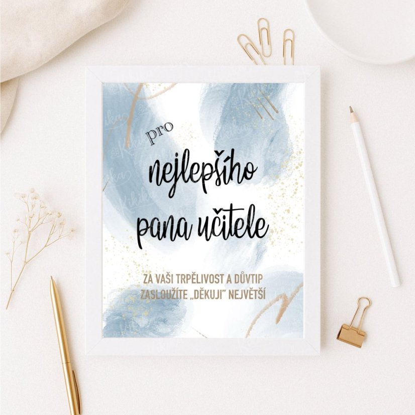 Plakát s nápisem „Pro nejlepší učitele“ v modré barvě v aranžmá na světlém stole – elegantní dekorace pro pana učitele | KIKIKA