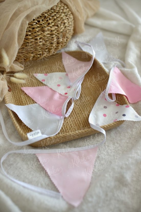 Ručně šitá vlaječková girlanda z bavlny v růžové barvě – dekorace do dětského pokoje | KIKIKA