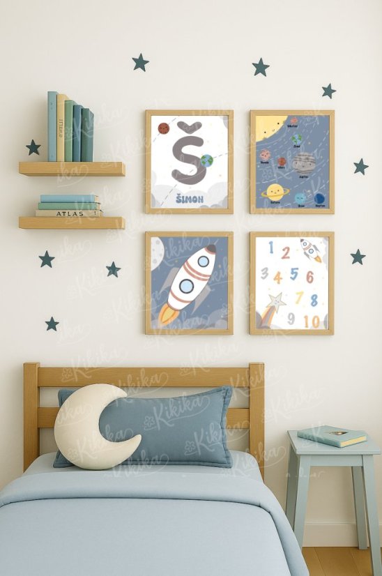 Sada dětských vesmírných plakátů v rámu, zavěšená na stěně nad postýlkou v modrém dětském pokoji | KIKIKA