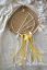 Ručně vyráběný lapač snů o průměru 25 cm v boho stylu žlutý – dekorace do dětského pokoje | KIKIKA