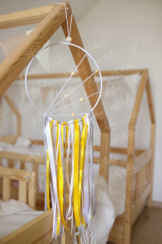 Lapač snů žlutý zavěšený nad postelí v dětském pokoji – ochranný talisman pro klidný spánek | KIKIKA