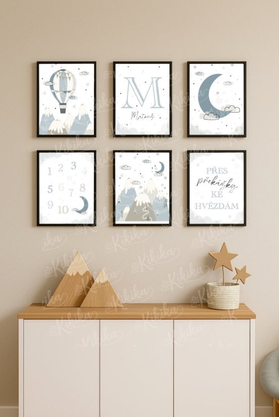 Sada dětských horských plakátů v modrých tónech, zavěšená na stěně v dětském pokoji. | KIKIKA
