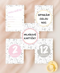 Sada 31 milníkových kartiček s veselým puntíkovým designem v pastelových růžových barvách, rozložená na světlém podkladu. KIKIKA | KIKIKA