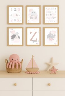 Sada dětských mořských plakátů v rámu v růžových tónech, zavěšená na stěně nad komodou v dětském pokoji | KIKIKA