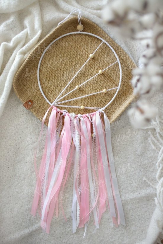 Ručně vyráběný lapač snů o průměru 25 cm v boho stylu růžový – dekorace do dětského pokoje | KIKIKA