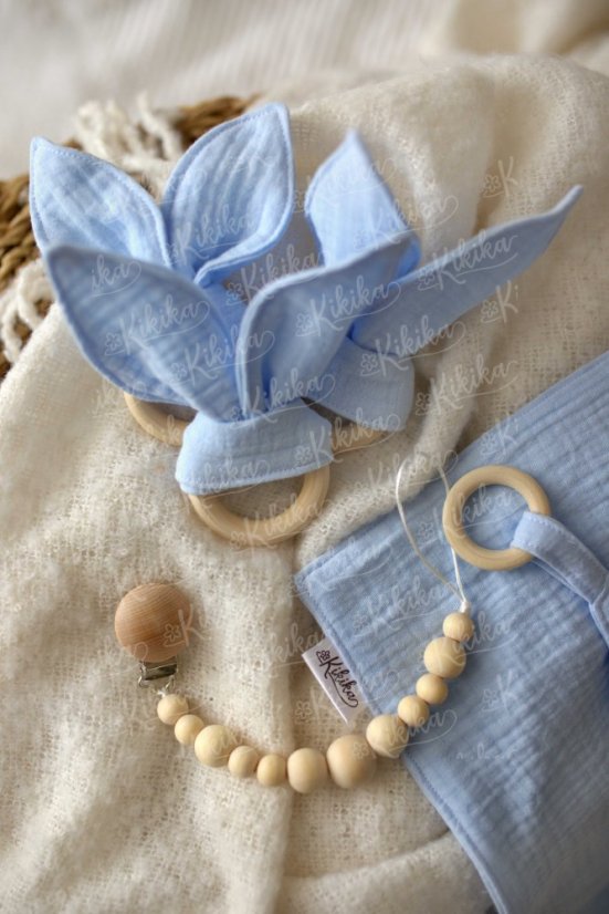 Ručně šitý muchláček z jemného mušelínu s oušky světle modrý – mazlivý společník pro miminko | KIKIKA