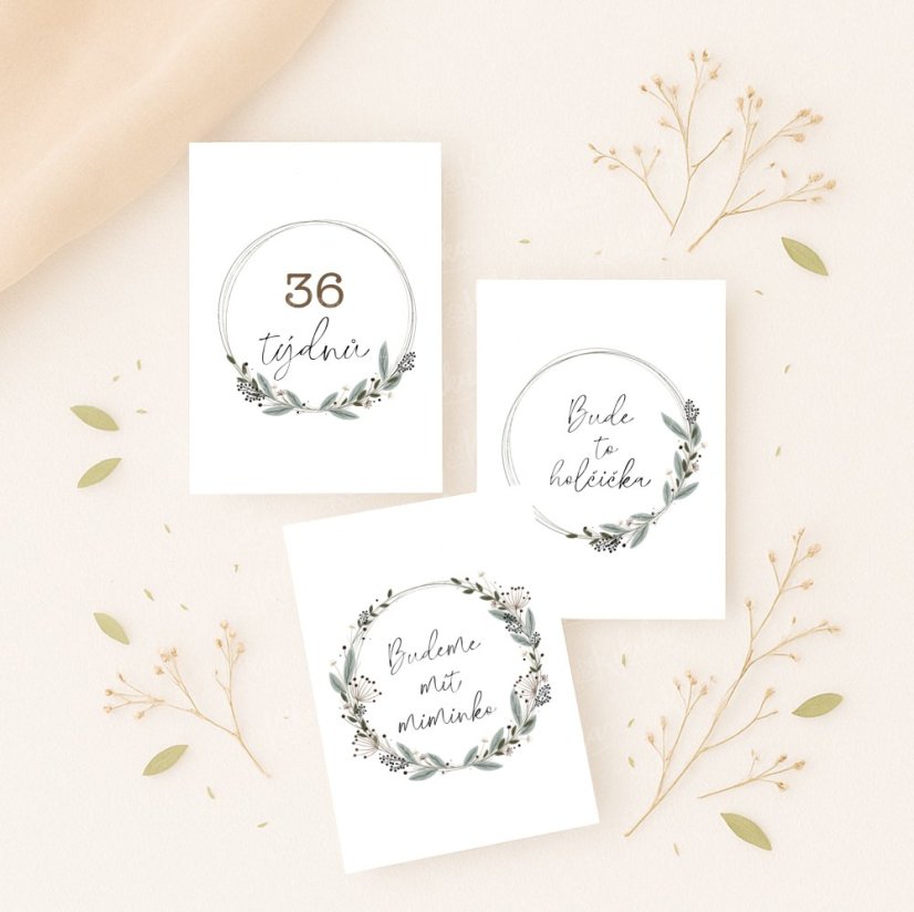 Sada 28 těhotenských milníkových kartiček s jemnými botanickými motivy v přírodních tónech, rozložená na světlém podkladu | KIKIKA
