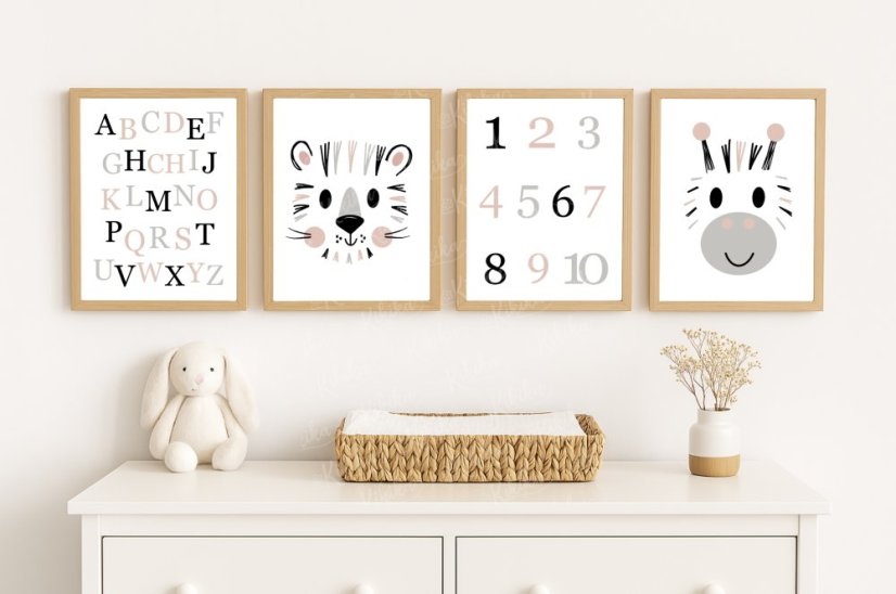 Sada dětských plakátů s motivy safari wild zvířat v růžových tónech, zavěšená na stěně v dětském pokoji. | KIKIKA