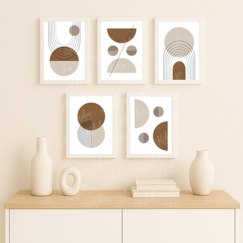 Boho plakáty v teplých hnědých přírodních barvách zavěšené nad komodou v moderním interiéru | KIKIKA