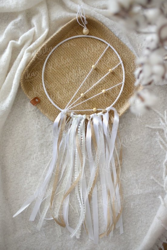 Ručně vyráběný lapač snů o průměru 25 cm v boho stylu bílý – dekorace do dětského pokoje | KIKIKA