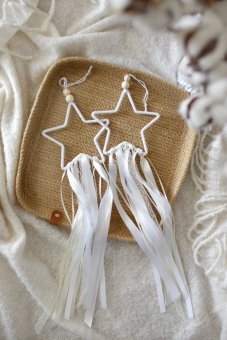 Ručně vyráběná závěsná dekorace ve tvaru hvězdy s bílými stuhami a dřevěnými korálky – jemná ozdoba do dětského pokoje | KIKIKA