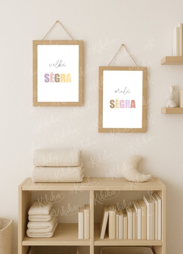 Set dvou plakátů – velká ségra a malá ségra v rámečku na zdi | KIKIKA