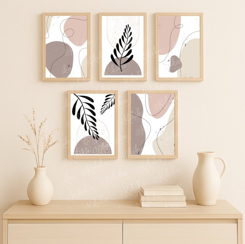 Sada zarámovaných plakátů v růžových a béžových tónech zavěšená na světlé stěně nad dřevěnou komodou | KIKIKA