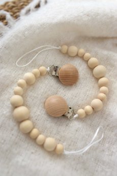 Ručně vyráběný klip na dudlík z přírodního dřeva s kovovou sponou – stylový doplněk pro miminka | KIKIKA