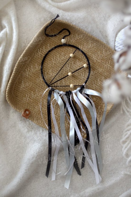 Ručně vyráběný lapač snů černý o průměru 15 cm v boho stylu – dekorace do dětského pokoje | KIKIKA
