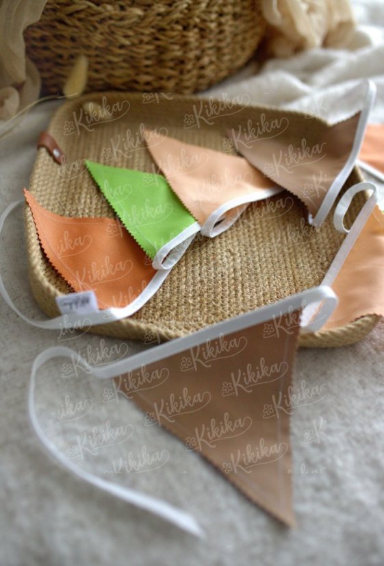 Ručně šitá vlaječková girlanda z bavlny v hnědé barvě – dekorace do dětského pokoje | KIKIKA