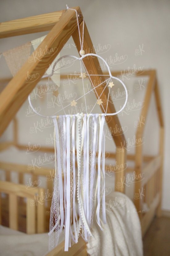 Bílé, béžové a krajkové stuhy visící z mráčkové dekorace s přírodními dřevěnými korálky – boho styl | KIKIKA