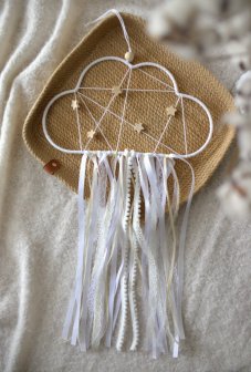 Ručně vyráběná závěsná dekorace ve tvaru mráčku s bílými a krajkovými stuhami – jemná ozdoba do dětského pokoje | KIKIKA