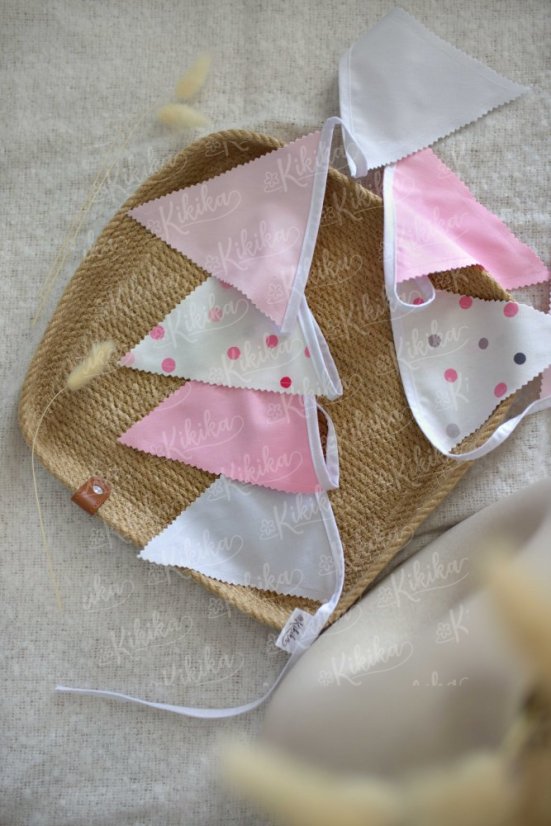 Vlaječková girlanda růžová – harmonické ladění dětského interiéru | KIKIKA