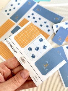 Modré magnetické záložky Pomněnky s květinovým motivem a žlutou mřížkou. KIKIKA
