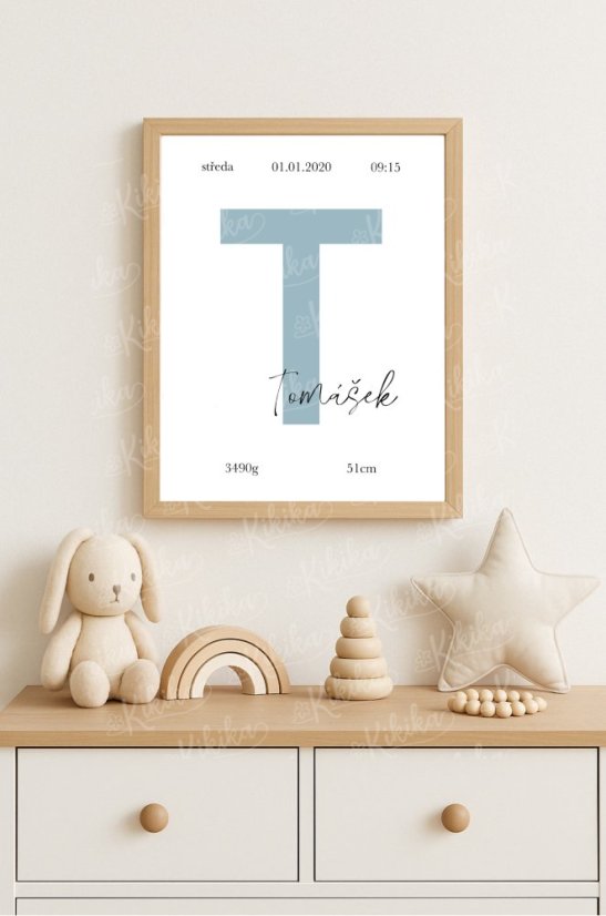 Personalizovaný modrý plakát s údaji o narození dítěte v rámu, zavěšený na stěně nad dětskou komodou v pokoji | KIKIKA