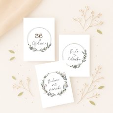 Sada 28 těhotenských milníkových kartiček s jemnými botanickými motivy v přírodních tónech, rozložená na světlém podkladu | KIKIKA