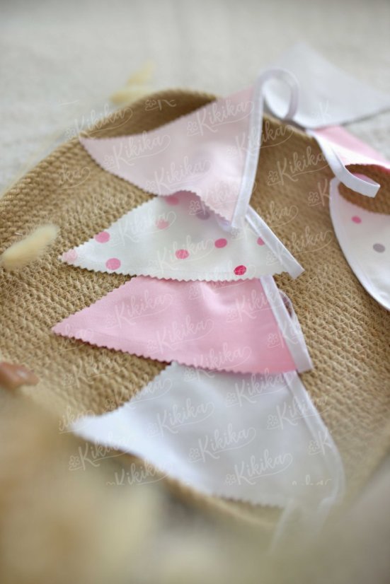 Vlaječková girlanda z bavlny v růžových odstínech – minimalistická dekorace | KIKIKA