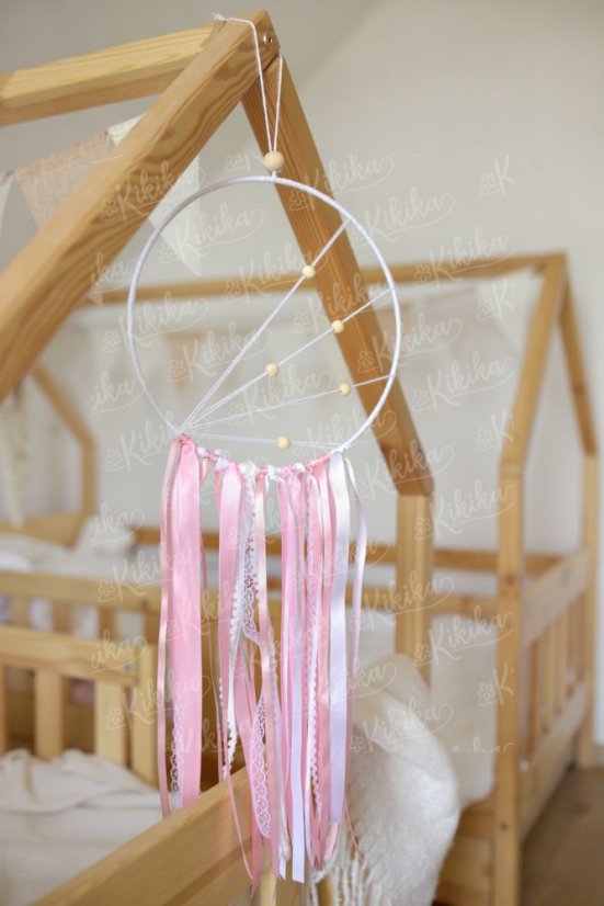 Lapač snů růžový zavěšený nad postelí v dětském pokoji – ochranný talisman pro klidný spánek | KIKIKA