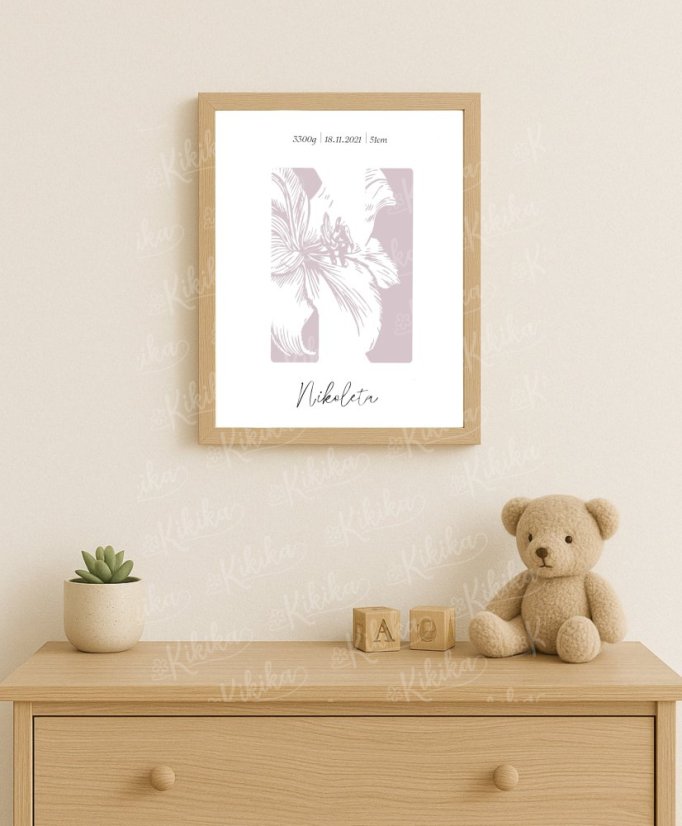 Personalizovaný plakát s růžovým květinovým písmenem a údaji o narození dítěte v rámu, zavěšený na stěně nad dětskou komodou v přírodně laděném interiéru | KIKIKA