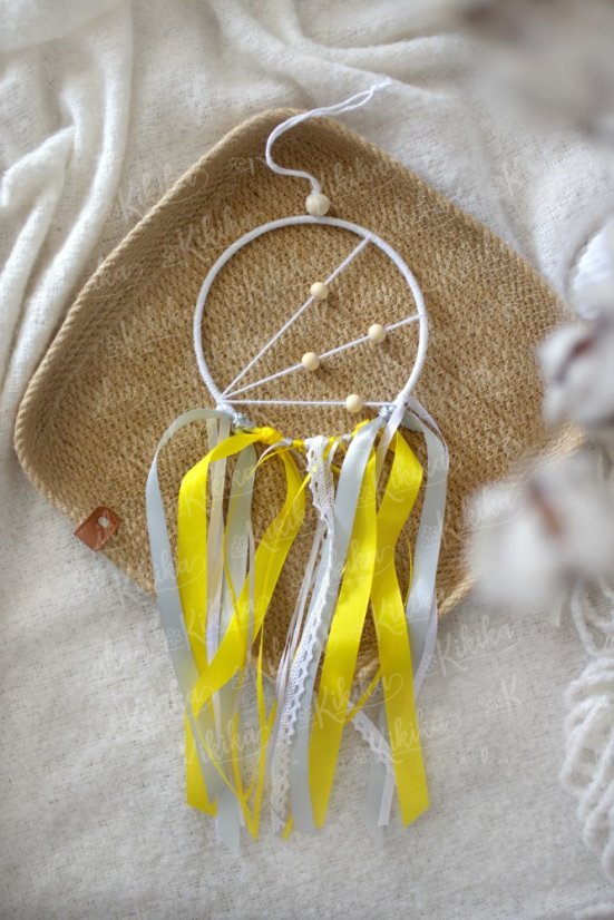 Ručně vyráběný lapač snů o průměru 15 cm v boho stylu žlutý – dekorace do dětského pokoje | KIKIKA
