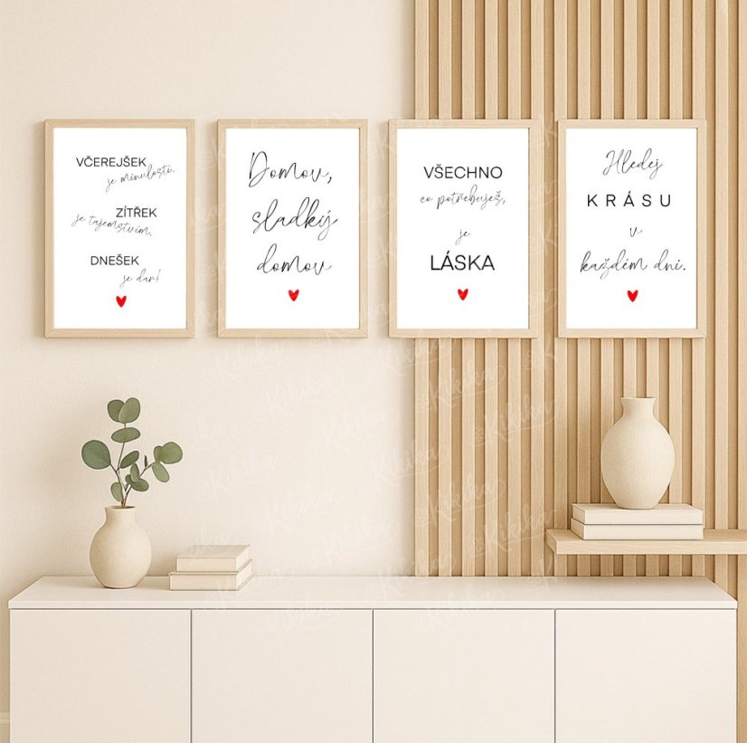 Sada minimalistických plakátů s texty zavěšená na stěně nad komodou v přírodně laděném interiéru | KIKIKA