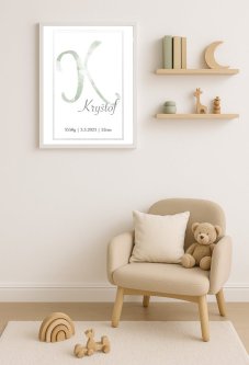 Personalizovaný plakát s iniciálou a flekatým motivem v rámu, zavěšený na stěně v dětském koutku | KIKIKA