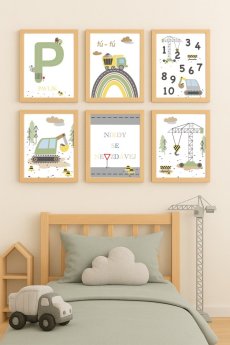 Sada dětských plakátů s motivy stavebních strojů v zelené barvě, zavěšená na stěně v dětském pokoji. | KIKIKA