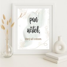 Plakát „Pan učitel, co učí srdcem“ v zelené barvě zarámovaný a vystavený na světlém pozadí, minimalistické a čisté aranžmá. KIKIKA