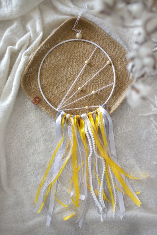 Ručně vyráběný lapač snů o průměru 25 cm v boho stylu žlutý – dekorace do dětského pokoje | KIKIKA
