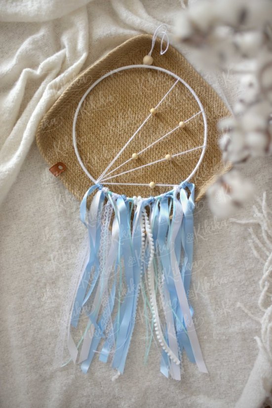 Ručně vyráběný lapač snů o průměru 25 cm v boho stylu modrý – dekorace do dětského pokoje | KIKIKA