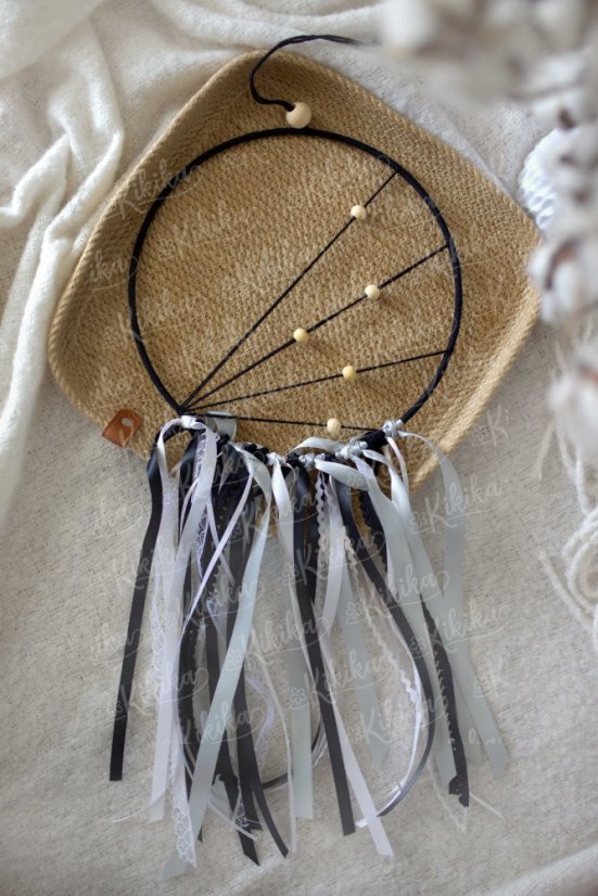 Ručně vyráběný lapač snů o průměru 25 cm v boho stylu černý – dekorace do dětského pokoje | KIKIKA