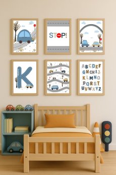 Sada dětských plakátů s motivy dopravních prostředků v modrých odstínech, zavěšená na stěně nad postýlkou v dětském pokoji. | KIKIKA