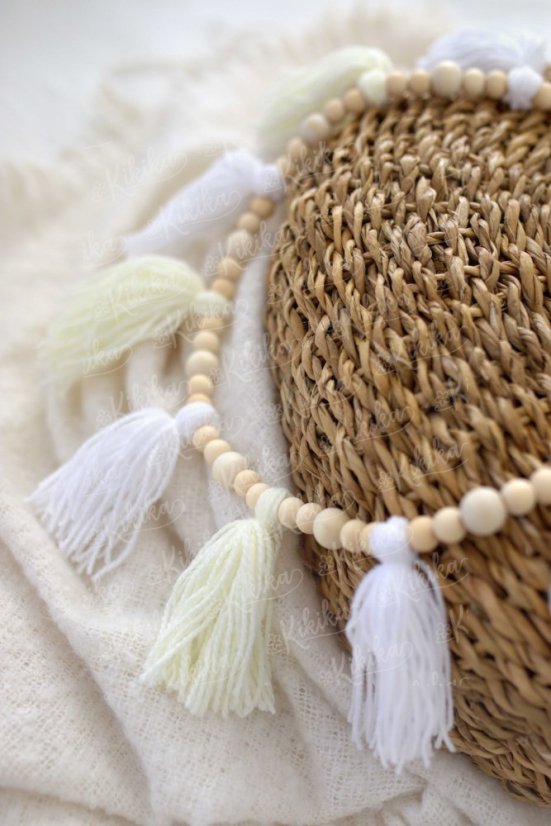 Ručně vyráběná korálková girlanda bílá z přírodních dřevěných korálků – jemná dekorace do dětského pokoje | KIKIKA