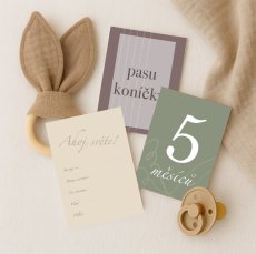 Sada 31 minimalistických milníkových kartiček v neutrálních barvách s jemnými grafickými prvky, rozložená na světlém podkladu | KIKIKA