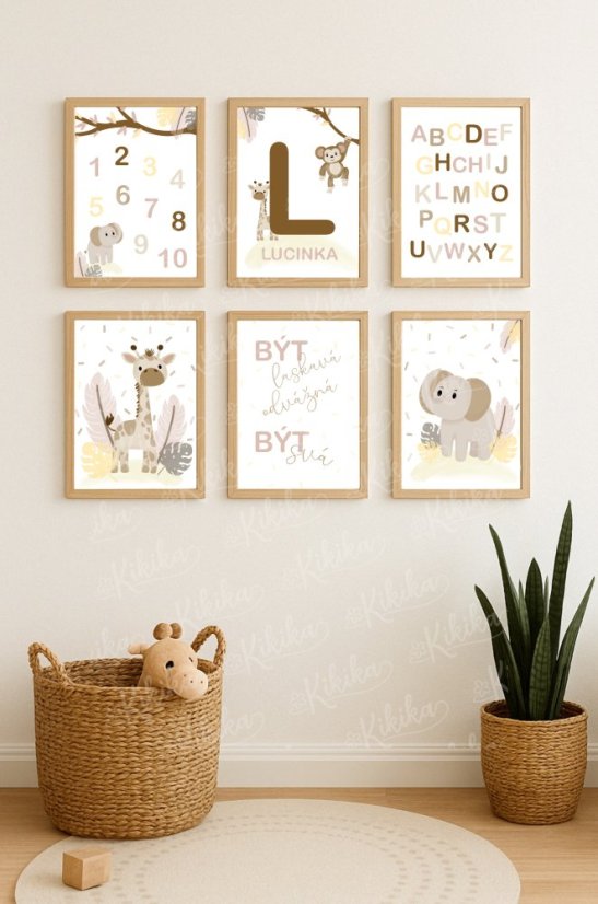Sada dětských safari plakátů v růžových odstínech, zavěšená na stěně v dětském pokoji s přírodně laděným interiérem. | KIKIKA