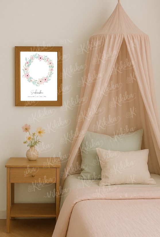 Personalizovaný plakát s květinovým věncem a údaji o narození dítěte v rámu, zavěšený na stěně v dětském pokoji | KIKIKA