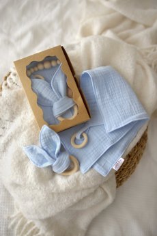 Mušelínový set pro miminko v elegantním dárkovém balení světle modrý – ideální dárek pro novorozence | KIKIKA Mušelínový set pro miminko v elegantním dárkovém balení světle modrý – ideální dárek pro novorozence | KIKIKA