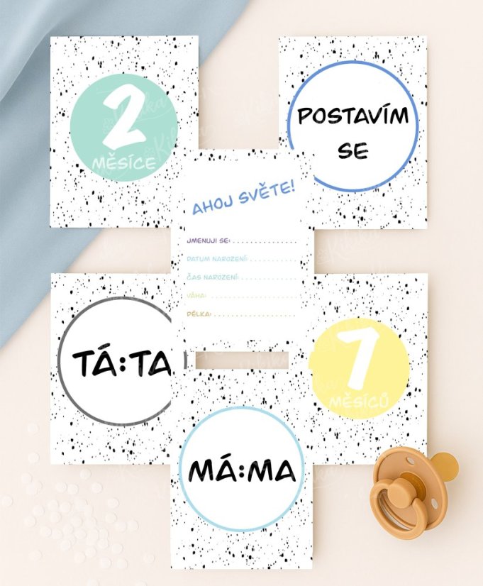 Sada 31 milníkových kartiček s veselým puntíkovým designem v pastelových modrých barvách, rozložená na světlém podkladu. KIKIKA | KIKIKA