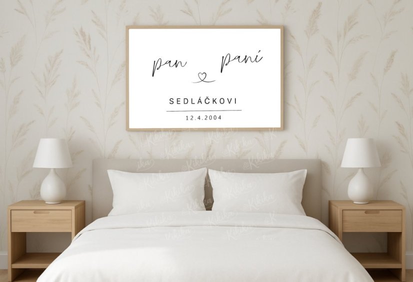 Personalizovaný plakát „Pan a Paní“ s příjmením a datem v rámu, zavěšený na stěně nad postelí v ložnici s přírodně laděným interiérem | KIKIKA