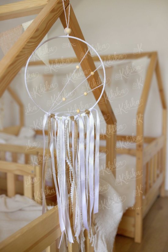 Lapač snů bílý zavěšený nad postelí v dětském pokoji – ochranný talisman pro klidný spánek | KIKIKA