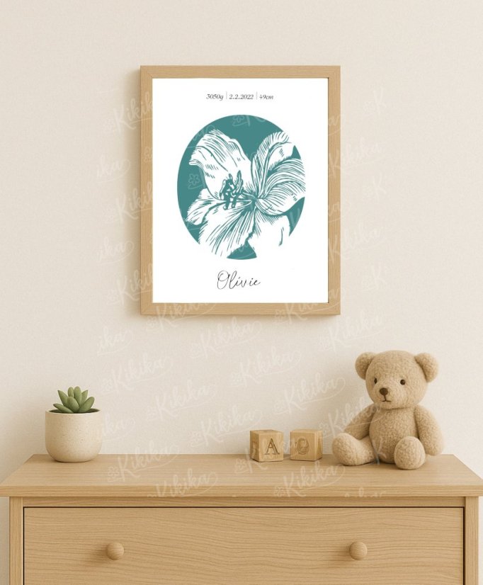 Personalizovaný plakát se smaragdovým květinovým písmenem a údaji o narození dítěte v rámu, zavěšený na stěně nad dětskou komodou v přírodně laděném interiéru | KIKIKA